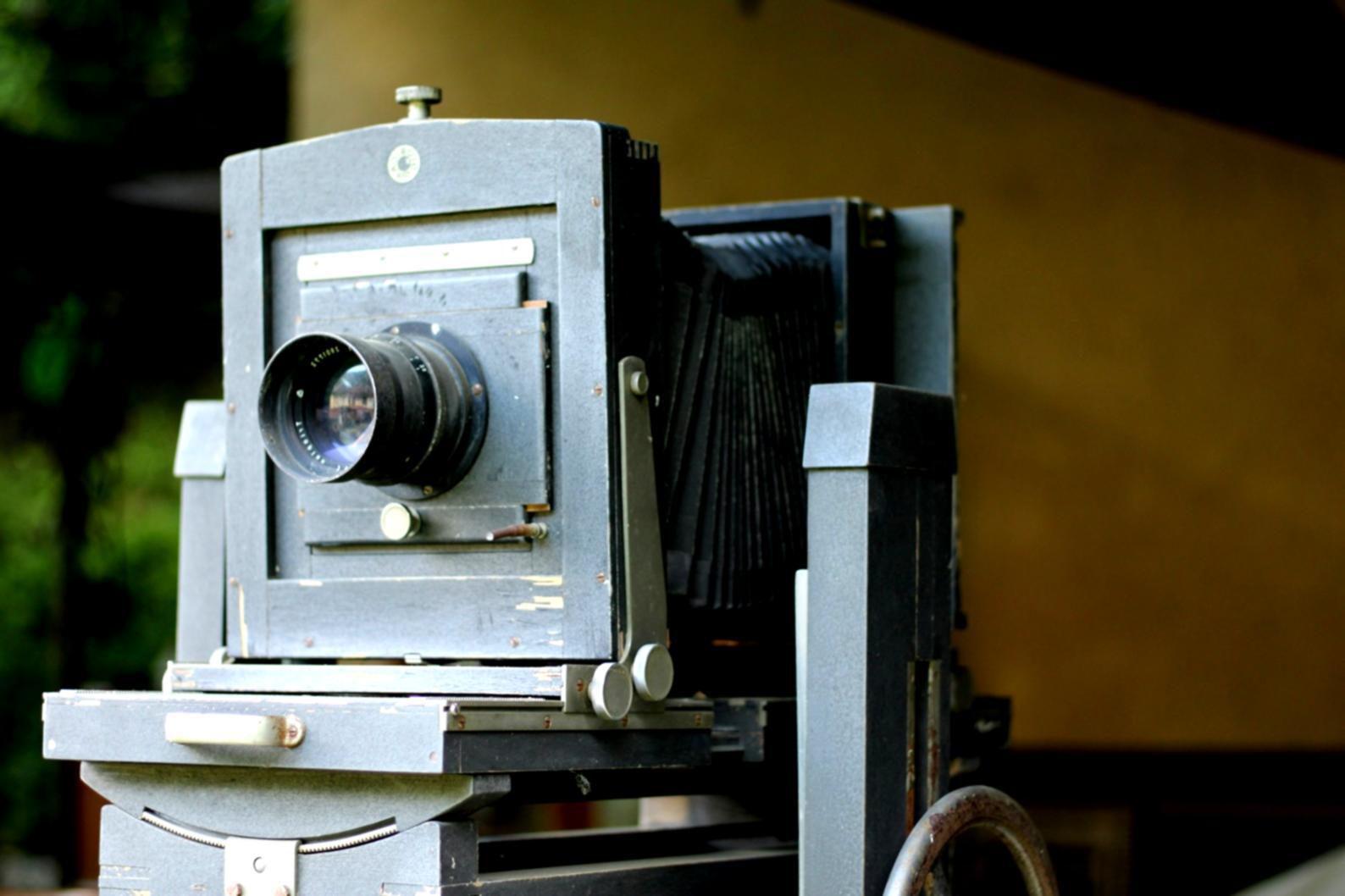Postazione di montaggio video professionale con monitor e tastiera